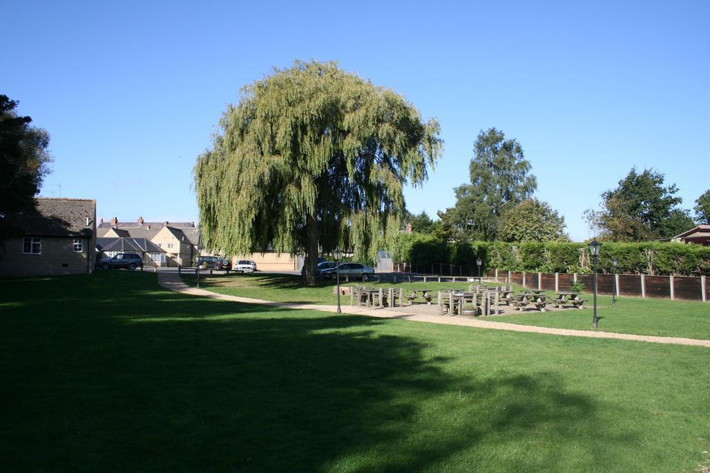 Queens Head Inn Nassington Kültér fotó
