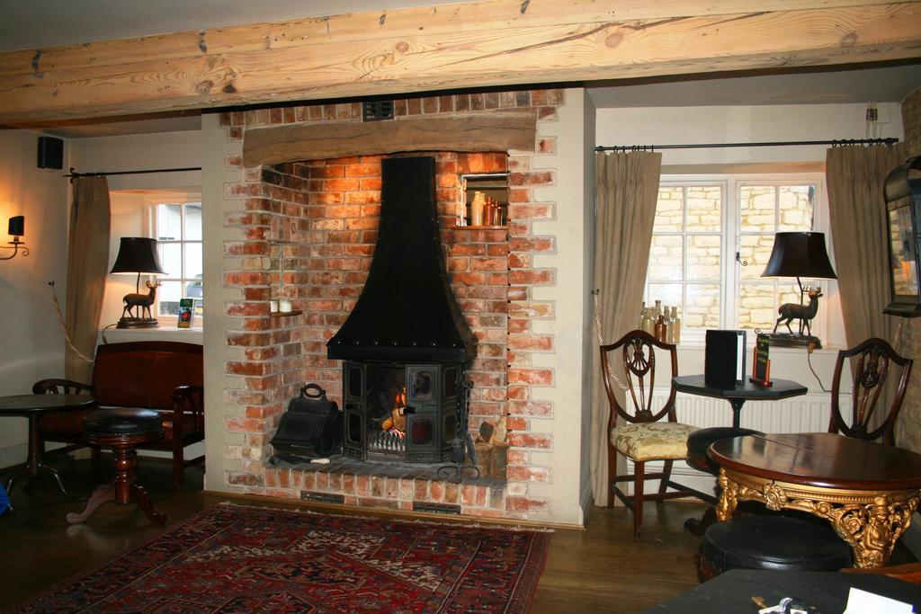 Queens Head Inn Nassington Kültér fotó